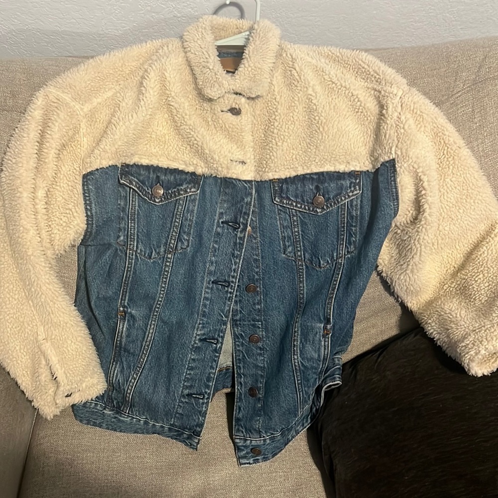 American eagle Shearling Jean Jacket!💕☺️